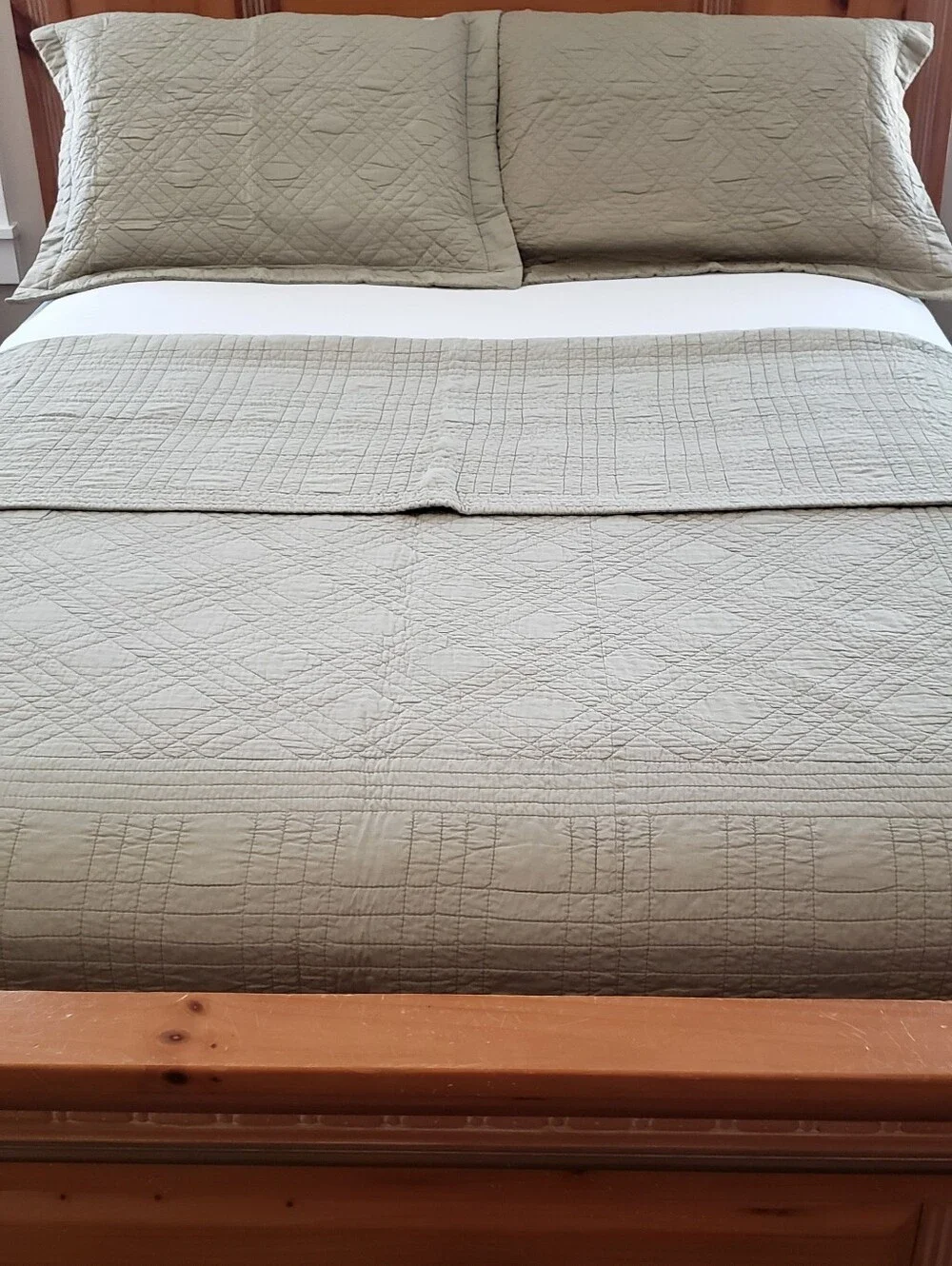 Classic Sage Quilt w/ 2 Shams & Bedskirt.  Full/Queen Size. Excellent condition.